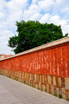 闽南古建筑的红色围墙