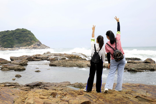 海岸岩石美女