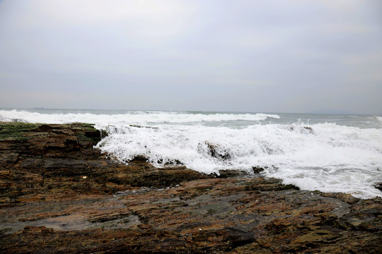 海浪岩石