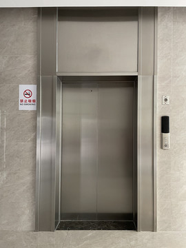 电梯门口