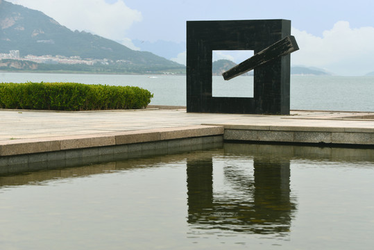 青岛雕塑园中国榫卯结构雕塑