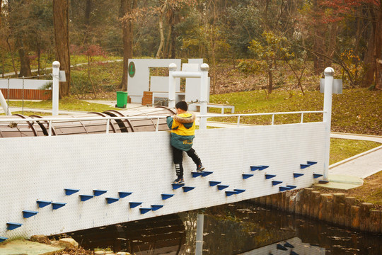 水上拓展项目攀岩桥