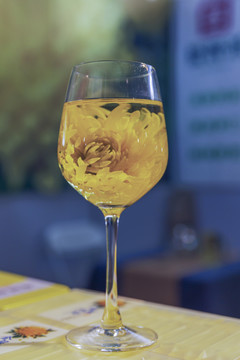 玻璃杯与金丝菊