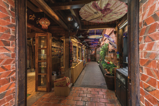 中式古典红砖建筑里的商业街道