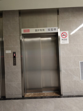 电梯口