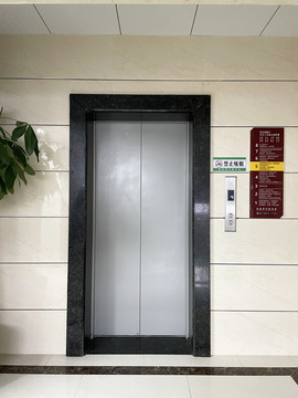 电梯门
