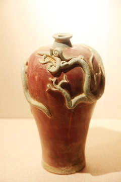 元代釉里红浮雕盘龙梅瓶