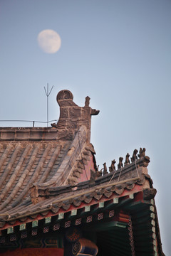 古建筑屋檐和月亮