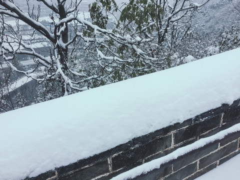 长城城墙积雪