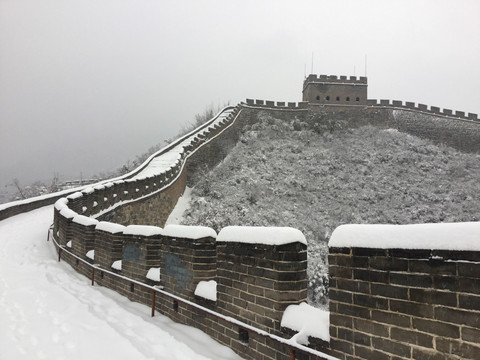 长城城墙积雪