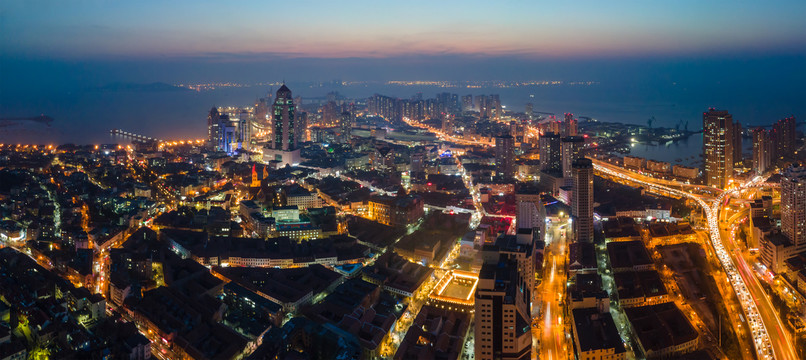 海滨城市青岛夜景鸟瞰图