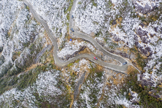 下雪的盘山公路