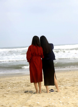 沙滩上的两位长裙美女