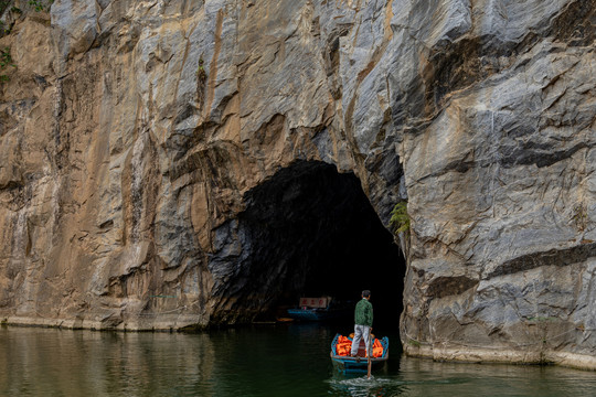 石花水洞是海南著名溶洞景点