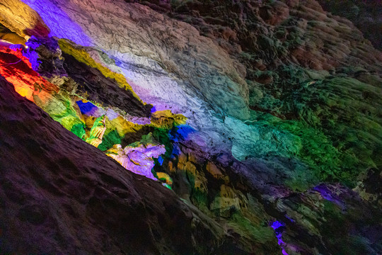水花石洞是儋州市著名的溶洞景点