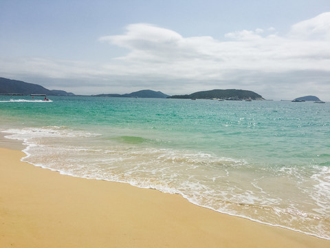 沙滩绿水海浪