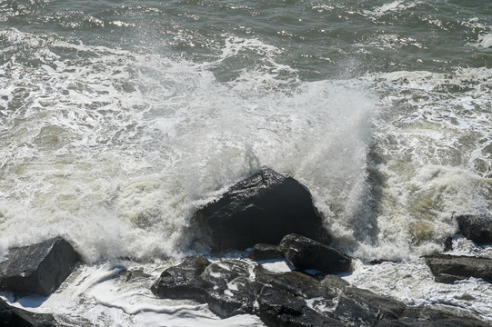 海浪与礁石