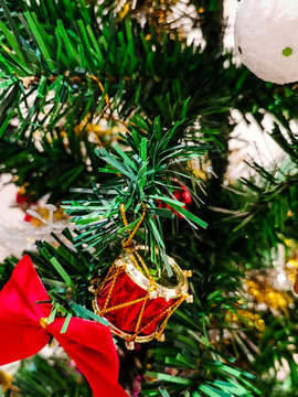 圣诞树上的装饰元素