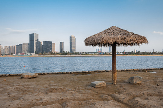厦门海沧海边城市天际线景观