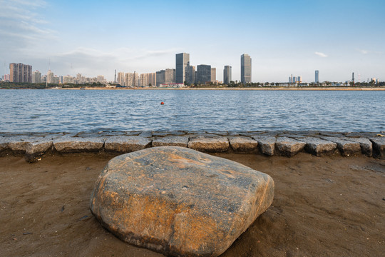 厦门海沧海边城市天际线景观