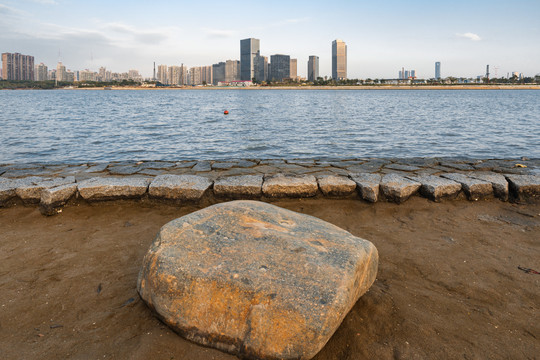 厦门海沧海边城市天际线景观