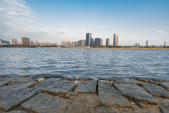 厦门海沧海边城市天际线景观