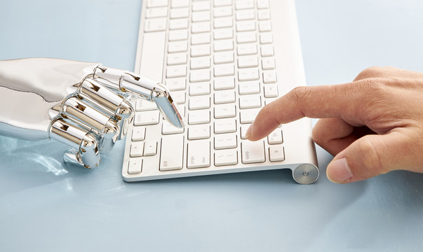 机器手和人类手点击键盘