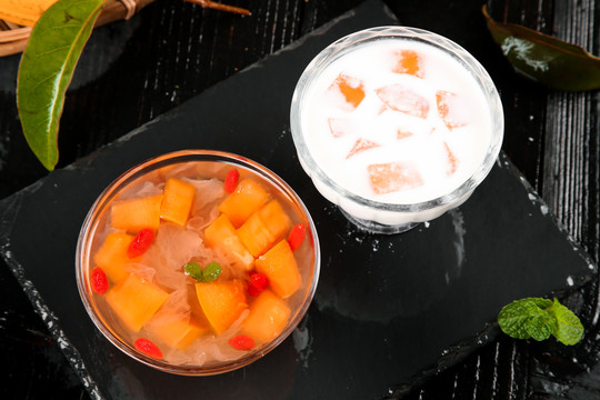 银耳木瓜枸杞汤和木瓜牛奶