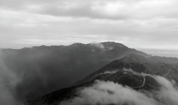 大南山云雾黑白照