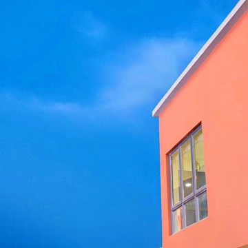 橙建筑与蓝天