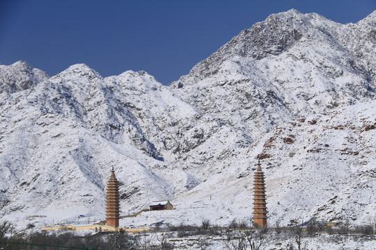 宁夏贺兰山拜寺口双塔