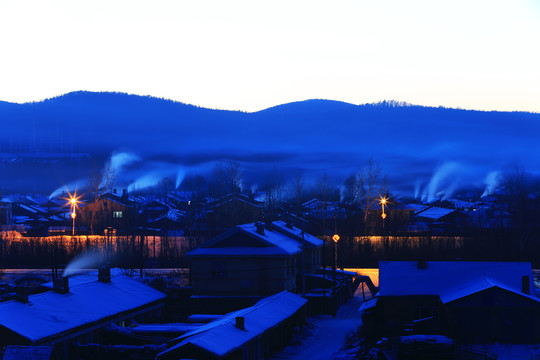 大兴安岭林区雪村暮色炊烟