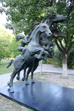 骑奔马雕塑