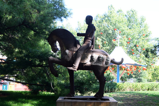景观雕塑骑马的人