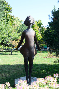 少女雕塑