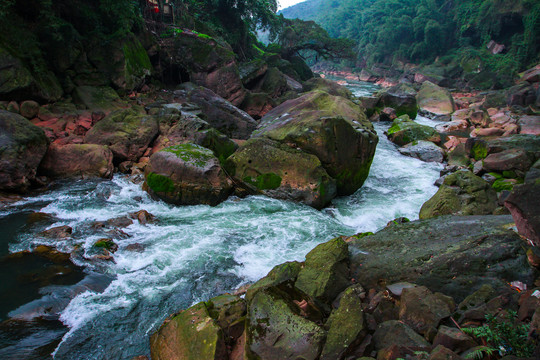 山涧小河