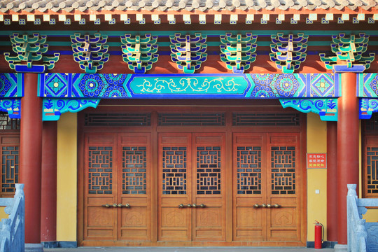 彩绘斗拱和中式木门