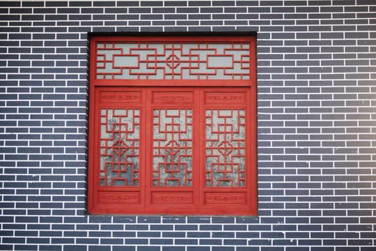 青砖墙和红木窗
