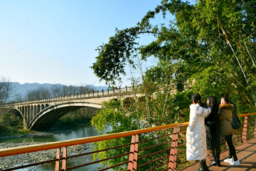 山村河畔风景