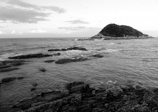 海岸风光黑白照片