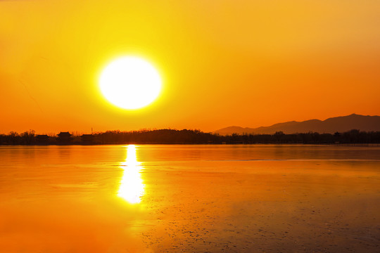 颐和园昆明湖西堤夕阳