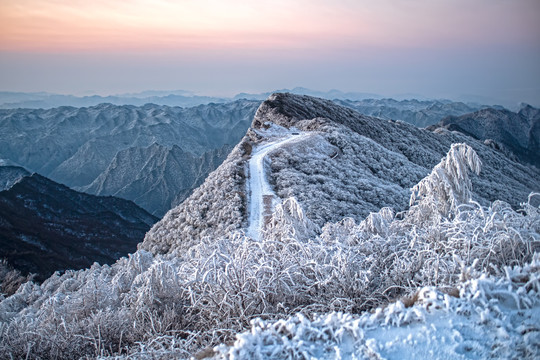 五峰独岭雪景