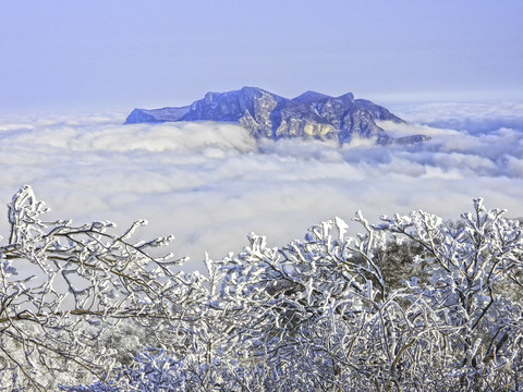 五峰独岭雪景