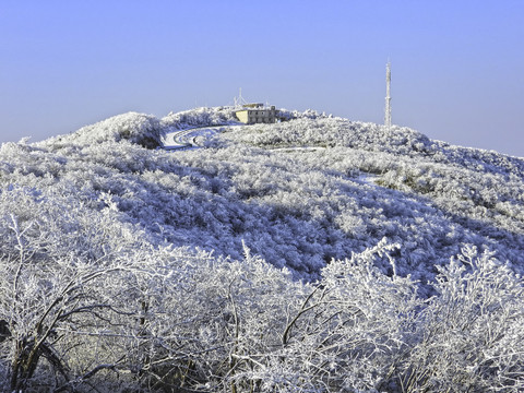 五峰独岭雪景