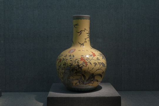 粉彩黄地花卉纹瓷瓶