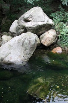 泉水岩石