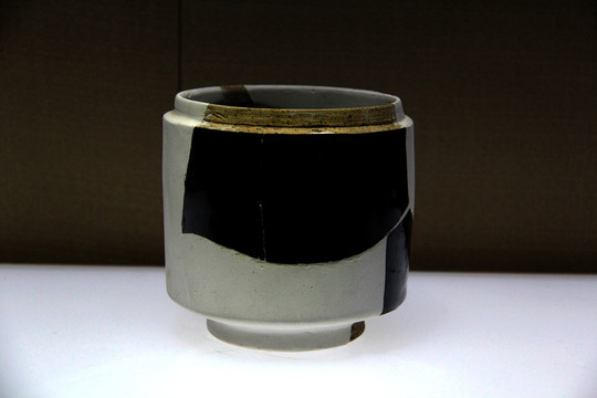 黑釉直腹瓷盖罐