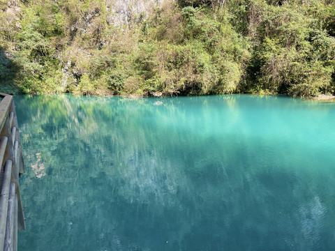 清澈湖水