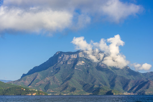 泸沽湖神山