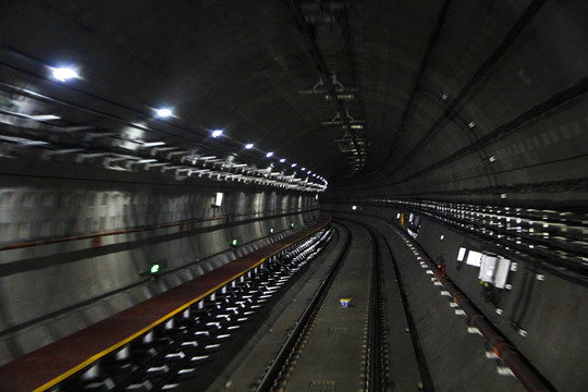 地铁隧道内部
